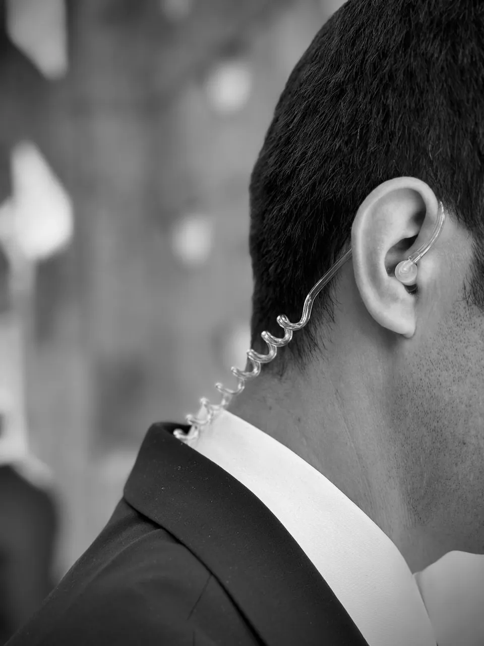 Agente de seguridad con auricular de comunicación, en blanco y negro