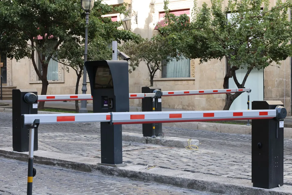 Barreras vehiculares de control de acceso a la entrada de un recinto