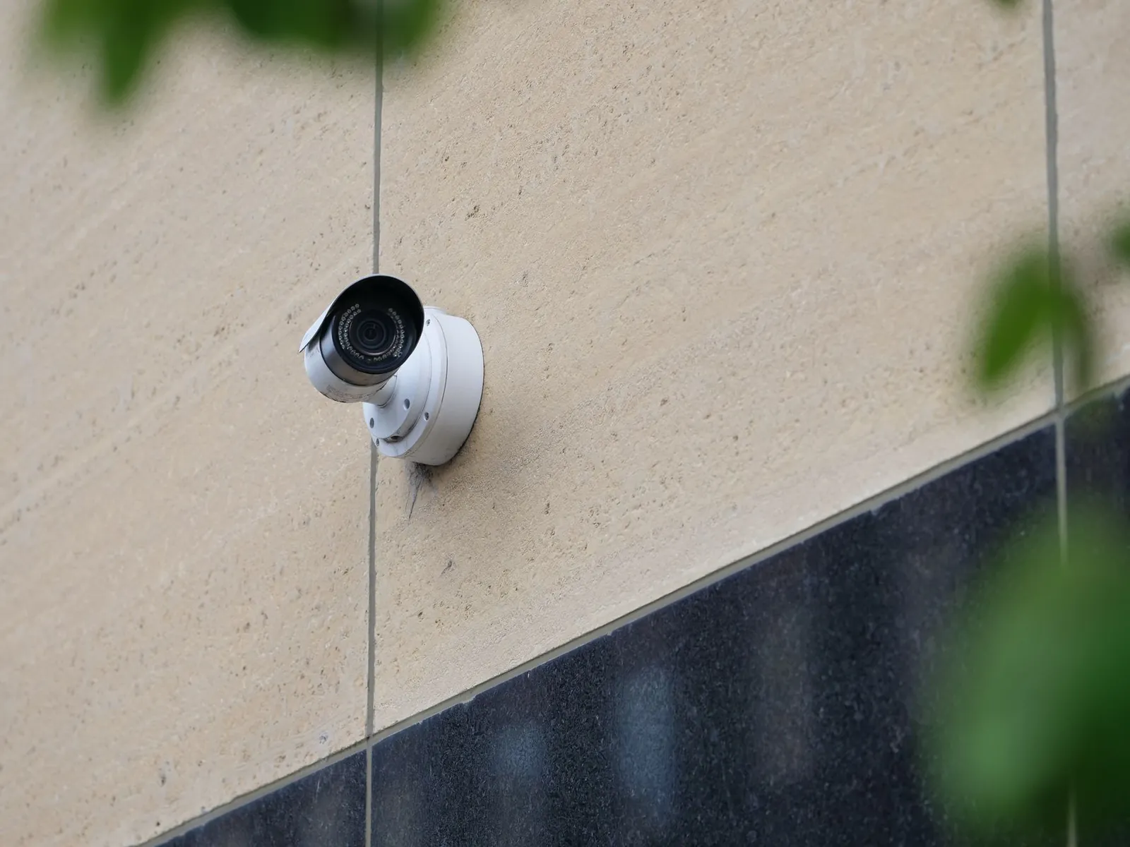 Cámara de seguridad instalada en el muro exterior de un edificio