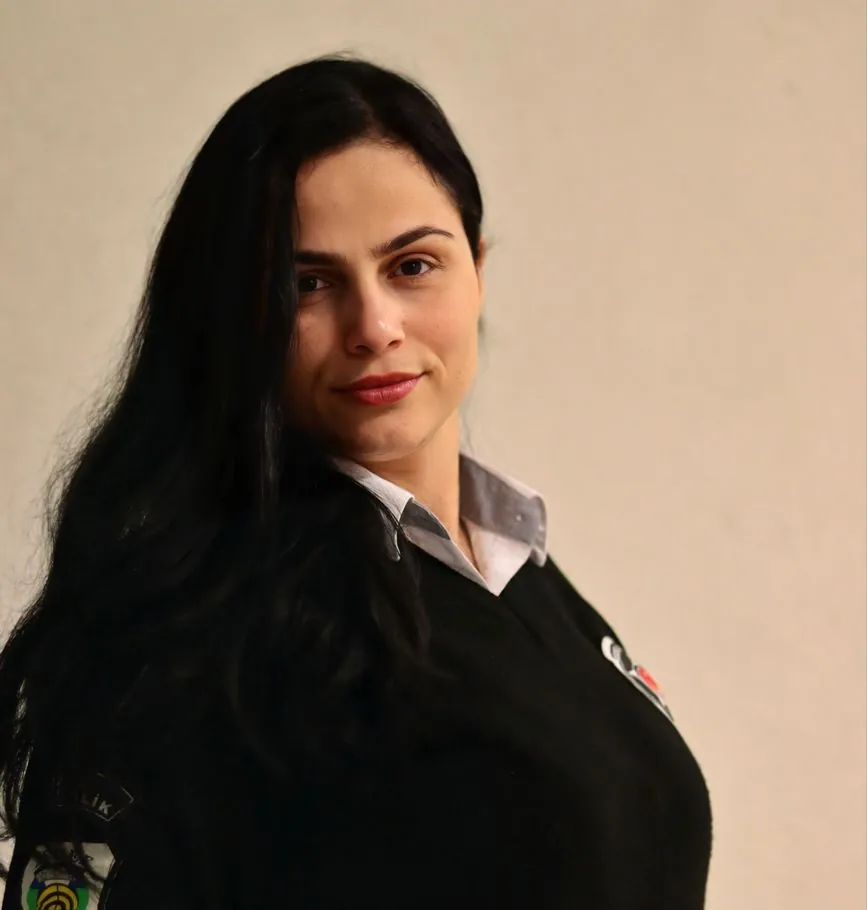 Guardia de seguridad de uniforme negro con su credencial, en un retrato en interior