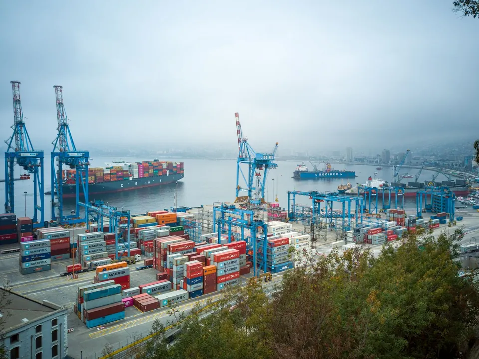 Puerto de Valparaíso con grúas y contenedores, visto desde un cerro