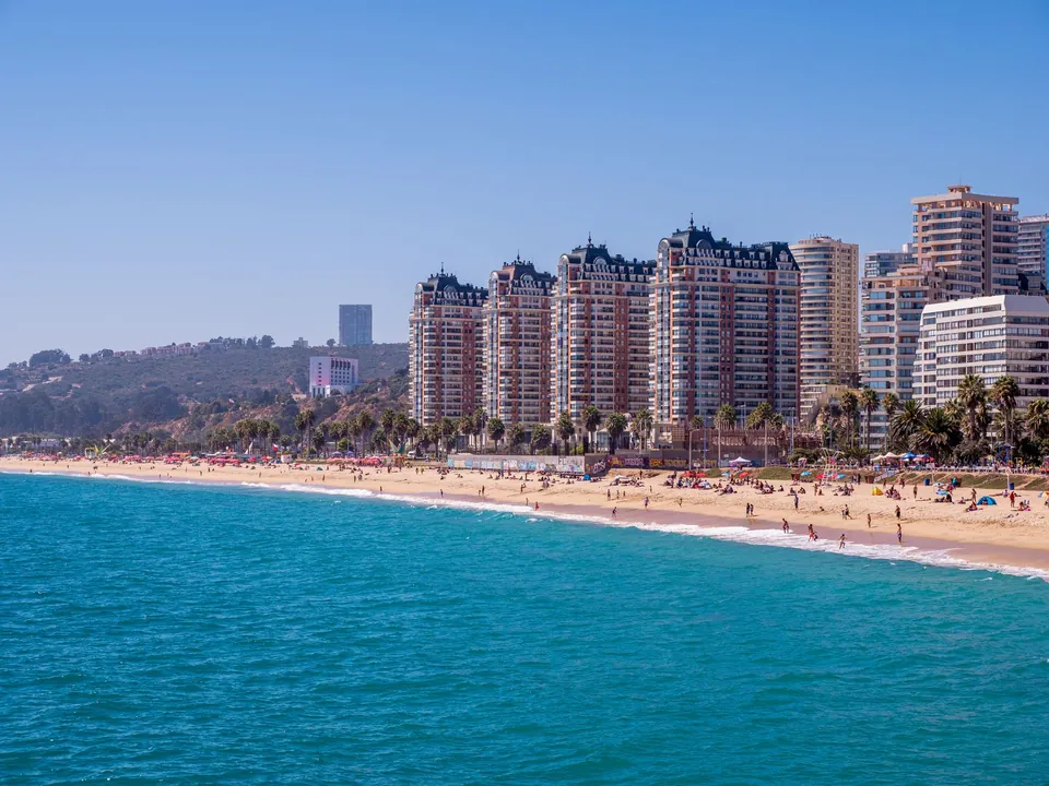 Costa de Viña del Mar con su playa y edificios frente al mar